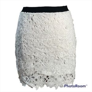 NWOT white lace skirt size S